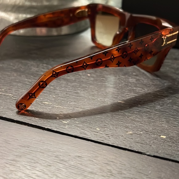 Louis Vuitton Blade sunglasses in tortoise monogram - Picture 10 of 11